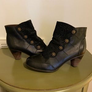 L’Artiste by Spring Step Ankle Boots
